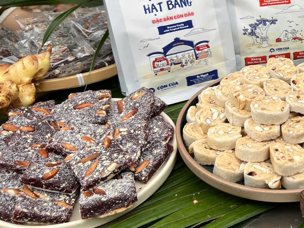 Kẹo chuối hạt bàng Côn Của trên bánh tráng sữa