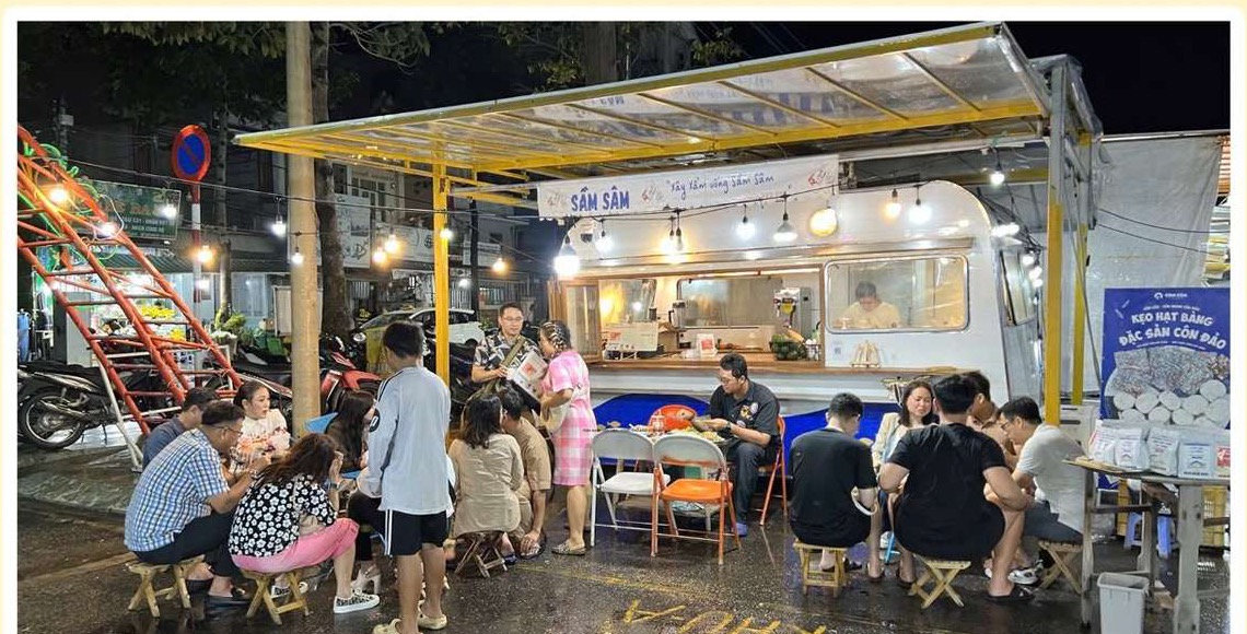 Khách ngồi quanh điểm bán Côn Của ở Chợ Đêm